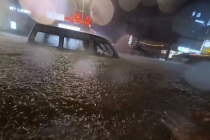 贵州暴雨面包车司机被困 众人救援 市民交警齐心协力