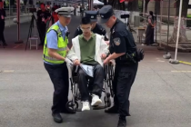 特警化身“人形电梯 ”将骨折考生背上五楼考场