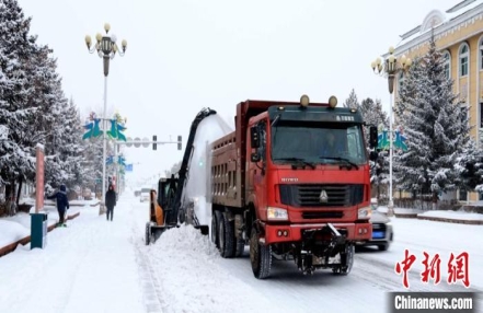 
                    “神州北极”普降瑞雪 游客一路向北赏冰乐雪
               