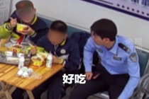 俩男孩到派出所休息被投喂后主动干活 ​网友：从小眼里就有活