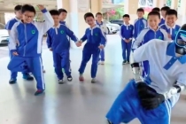 机器人斗舞丝滑不输学生 网友：机器人斗舞丝滑不输学生，跳得各有千秋！