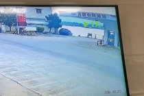 视频 男子加完油一个右转把车开进海里 误操作导致意外