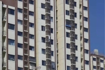 89岁奶奶翻窗从27层爬到21层 惊险救援成功