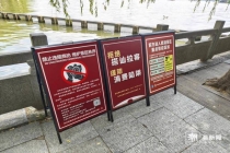 西湖网红椅遭商拍霸位 排队超半小时 游客体验受影响