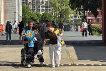 骨折考生忍痛完考妈妈迎接时落泪：这孩子从来没喊过一声疼，也从没闹过情绪