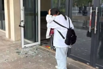 女生被校内炸裂玻璃砸伤缝针 事发后系主任称“是小事”