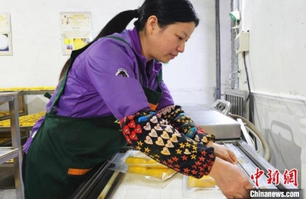 
                    （乡村行·看振兴）赣南黄元米果：传统美食助力乡村振兴
               