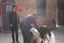 大爷救起落水祖孙 家属登门跪谢恩人 76岁老人勇救两女孩