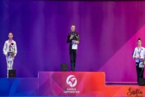 15岁俄运动员颁奖背对乌克兰国旗 无声抗议引关注