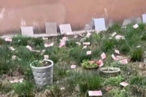 重庆警方通报“小区有人高空撒钱” 抓捕行动中嫌疑人抛撒赃款