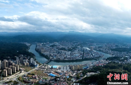 
                    湘黔跨省联动护蓝天碧水 湖南侗乡绘就幸福民生画卷
               