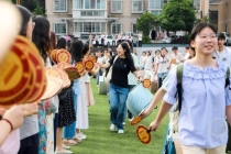 湖南株洲2.6万名学子奔赴考场 平安抵达迎接高考