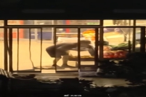 学校回应店员用嘴给水果喷水 市场监管部门介入调查