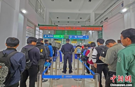 
                    中越边境都龙口岸单个自然年出入境旅客首破20万人次
               