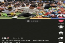 老师和学生接力抢零食 手速快出残影 欢乐六一嗨翻天