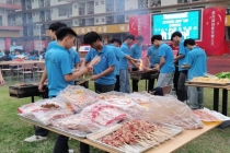 江苏一学校操场变烤场 月考变“月烤”引发热议