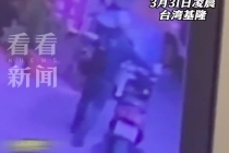 男子盗窃金店5分钟偷走15件金饰 被邻店拍下全程