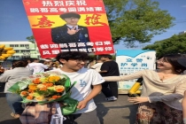 博士生姐姐高调应援高考弟弟 惊喜感动全场