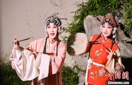 
                    昆曲源乡巴城迎客来：水乡古镇country不country？
               