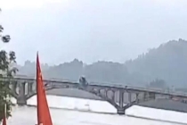 挖掘机撞坏大桥栏杆落水 司机不幸遇难