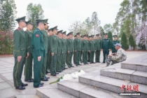 老兵大雨中与武警官兵同祭革命先烈 共绘红色记忆