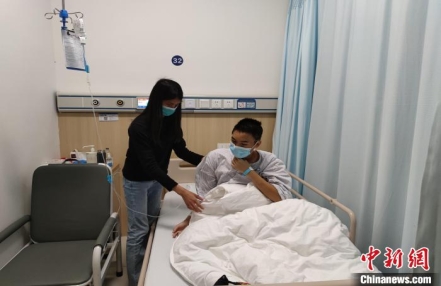 
                    广西女孩摆摊筹钱为弟弟治病 过路人只付钱不要甘蔗
               