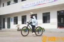 00后无臂女孩成铁人三项运动员 励志故事感动人心