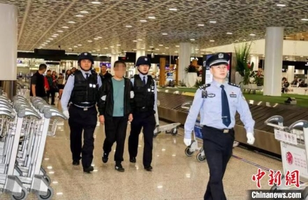 
                    深圳海关缉私局将一名潜逃三年“红通”逃犯缉捕归案
               