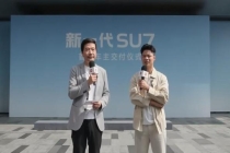 小米新一代SU7今天上午首批交付 雷军与苏炳添共启首交仪式