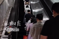 乘扶梯别再靠边站了 不提倡左行右站乘客为啥靠边站齐