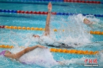 美国名将史密斯夺女子100米仰泳冠军 世界纪录保持者再创佳绩