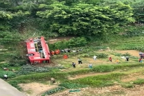 广西一公交车坠桥 车身严重受损 救援正在进行