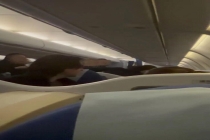 航班落地后机舱起火 多辆消防车待命 疑似手机故障引发