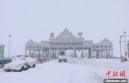 
                    中国边城黑河暴雪持续 多方合力保障城市运转
               