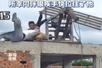 工人调试吊机突发险情 所幸同伴眼疾手快拉住了他