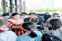 新人结婚偶遇高考考生 喜结良缘与金榜题名相逢