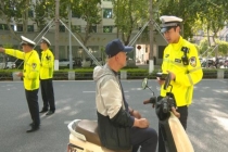 河南两地开展交通违法专项整治 规范非机动车行为