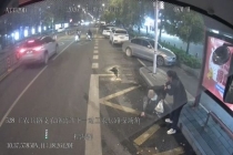 老人等车时跌倒公交司机暖心救援 温情一幕感动江城