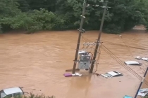 江西赣州暴雨 局地道路车辆被淹 防汛救灾进行中