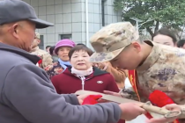 男子入伍收到爷爷送的抗日军刀 网友：传承家族血脉，这是送给新兵最霸气的礼物