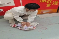 地铁吐血女孩不停收到转账提示 全网爱心涌动