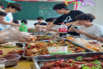 一班主任自费2000多元，办卤菜龙虾盛宴送别学生