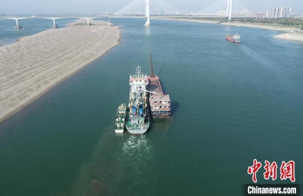 
                    长江中下游水位持续退落 沙市太平口水道疏浚忙
               