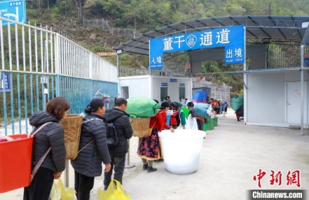 
                    中国董干—越南普棒边民通道今年以来出入境旅客突破20万人次
               