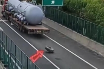 全网点赞的鄂A9A51K司机找到了 徒手移轮胎化险为夷