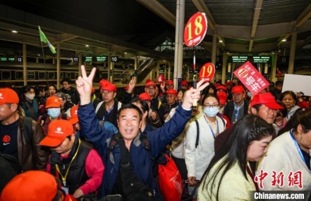 
                    745名河南“花木兰”邂逅广西“刘三姐” 戏曲特色旅游专列抵达南宁
               