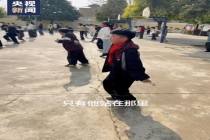 当跳绳慢的学生遇上耐心的老师 教育最动人的模样