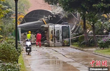 
                    成都一小区拆除废旧水塔过程中发生事故致1人死亡
               