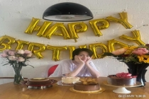 梁咏琪和双胞胎弟弟一起过50岁生日 孪生情深共庆生