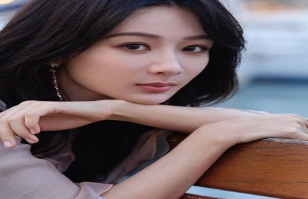 杨紫晒西班牙街角大片 穿百褶纱裙温婉可人